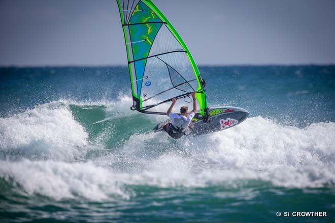 Kevin Pritchard, turn - AWT Hatteras Wave Jam 2013 ©  Simon Crowther http://www.simoncrowther.com/